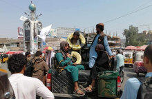 Ο άνδρας με τα λάστιχα στον λαιμό σε πόλη στο Αφγανιστάν - Οι Ταλιμπάν ανέφεραν ότι τον «τιμώρησαν» επειδή πήγε να τα κλέψει