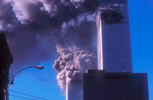 Στιγμιότυπο από την επίθεση της 11ης Σεπτεμβρίου 2001 στο World Trade Center στη Νέα Υόρκη