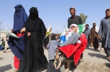 Ταλιμπάν και γυναίκες με μπούργκα στην πρωτεύουσα του Αφγανιστάν, Καμπούλ