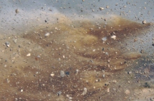 Τα αυτοκίνητα που συμμετέχουν στο Ράλλυ Ακρόπολις πηγαίνουν απίστευτα γρήγορα και εκσφενδονίζουν μεγάλες πέτρες στα περάσματά τους. Ποτέ μην ακολουθείτε οπτικά ένα αυτοκίνητο που περνάει. Ο κίνδυνος σοβαρού τραυματισμού είναι τεράστιος