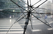 Ομπρέλα στη βροχή (ΦΩΤΟ ΑΡΧΕΙΟΥ) - Βροχές και καταιγίδες έχει ο καιρός αύριο Τετάρτη 8 Σεπτεμβρίου, σύμφωνα με την πρόγνωση του meteo