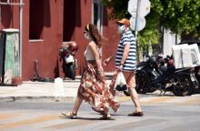 Πολίτες με μάσκα προστασίας από τον κορωνοϊό