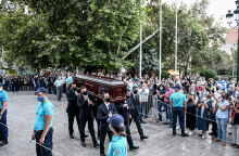 Η σορός του Μίκη Θεοδωράκη στη Μητρόπολη Αθηνών - Λαϊκό προσκύνημα για δεύτερη ημέρα