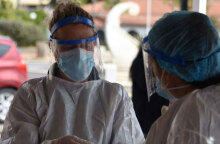 Υγειονομικοί από κινητό κλιμάκιο του ΕΟΔΥ διενεργούν δωρεάν rapid test για κορωνοϊό (ΦΩΤΟ ΑΡΧΕΙΟΥ) - Σε 156 σημεία την Τετάρτη 8 Σεπτεμβρίου 2021