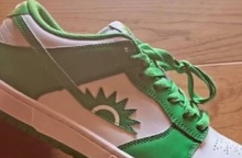 Τα παπούτσια ΠΑΣΟΚ