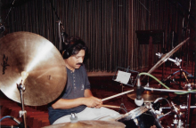 Ο μουσικός Trilok Gurtu παίζει ντραμς