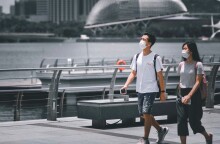 Κορωνοϊός - Πολίτες με μάσκα