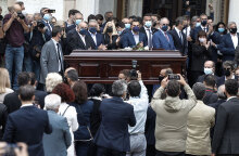 Το φέρετρο με τη σορό του Μίκη Θεοδωράκη στη Μητρόπολη Αθηνών μετά το λαϊκό προσκύνημα