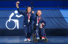 O Γρηγόρης Πολυχρονίδης, ποζάρει με το ασημένιο μετάλλιο στην τελετή απονομής, κατά τη διάρκεια των Παραολυμπιακών Αγώνων στο Τόκιο 2020