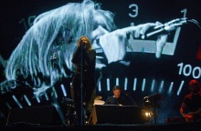 Η τραγουδίστρια των Portishead, Beth Gibbons, στη σκηνή