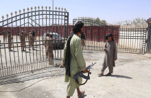 Mαχητές των Ταλιμπάν περιφρουρούν πύλη εισόδου στο Αφγανιστάν