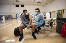 Εμβολιασμός 14χρονου κατά του κορωνοϊού στις ΗΠΑ