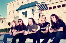 Οι Iron Maiden έξω από τη Βουλή των Ελλήνων