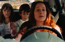 Γυναίκα που οδηγεί αυτοκίνητο