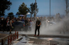 Ένταση και χημικά σε πορεία που πραγματοποίησαν αντιεμβολιαστές στη Θεσσαλονίκη λίγη ώρα πριν ξεκινήσει η ομιλία Μητσοτάκη στην 85η ΔΕΘ