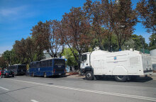 Θεσσαλονίκη: Κλούβες της Αστυνομίας και όχημα ρίψης νερού έξω από τη «ΔΕΘ 2021»