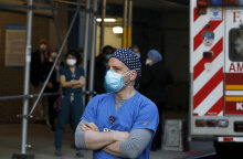 Υγειονομικός με μάσκα για τον κορωνοϊό έξω από νοσοκομείο στις ΗΠΑ (ΦΩΤΟ ΑΡΧΕΙΟΥ)