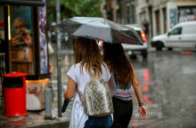 Κοπέλες με ομπρέλα στη βροχή (ΦΩΤΟ ΑΡΧΕΙΟΥ) - Έκτακτο δελτίο επιδείνωσης καιρού εξέδωσε η ΕΜΥ για την Κυριακή 12 Σεπτεμβρίου 2021