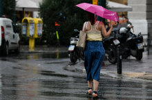 Κοπέλα με ομπρέλα (ΦΩΤΟ ΑΡΧΕΙΟΥ) - Επιδείνωση παρουσιάζει ο καιρός αύριο Κυριακή 12 Σεπτεμβρίου 2021, σύμφωνα με τη νέα πρόγνωση