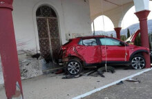 Τροχαίο στην Κρήτη: Το αυτοκίνητο που «καρφώθηκε» σε εκκλησία