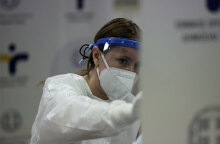 Υγειονομικός διενεργεί δωρεάν rapid test για κορωνοϊό (ΦΩΤΟ ΑΡΧΕΙΟΥ) - Τα κρούσματα σήμερα Σάββατο 11 Σεπτεμβρίου 2021 ανακοίνωσε ο ΕΟΔΥ