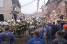 Διασώστες στο σημείο όπου κατέρρευσε κτίριο στη Ρωσία μετά την έκρηξη φυσικού αερίου