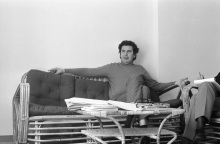 Ο Μίκης Θεοδωράκης σε καναπέ παραχωρεί συνέντευξη σε δημοσιογράφο