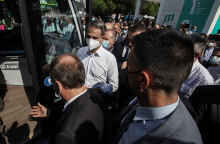 ΔΕΘ 2021: Ο πρωθυπουργός Κυριάκος Μητσοτάκης ετοιμάζει να επιβιβαστεί σε ηλεκτρικό λεωφορείο