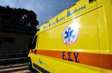 Ασθενοφόρο του ΕΚΑΒ - Νεκρός ο 14χρονος στο Αγρίνιο μετά την πτώση του από μπαλκόνι πολυκατοικίας