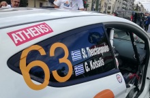 Ράλλυ Ακρόπολις - Το αγωνιστικό αυτοκίνητο των Στέφανου Θεοχαρόπουλου – Γιώργου Κότσαλη με το λογότυπο της ATHENS VOICE