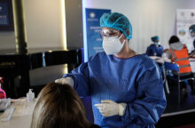 Υγειονομικός του ΕΟΔΥ διενεργεί δωρεάν rapid test για κορωνοϊό σε πολίτη - Σε 35 σημεία την Κυριακή 12 Σεπτεμβρίου τα κινητά κλιμάκια