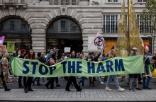 Ακτιβιστές υπέρ του περιβάλλοντος διαδηλώνουν