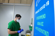 Υγειονομικός ετοιμάζει εμβόλιο για τον κορωνοϊό (ΦΩΤΟ ΑΡΧΕΙΟΥ)