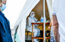 Υγειονομικός διενεργεί rapid test για Covid-19 (ΦΩΤΟ ΑΡΧΕΙΟΥ) - Τα κρούσματα σήμερα Δευτέρα 13 Σεπτεμβρίου 2021 και πού εντοπίζονται, ανακοίνωσε ο ΕΟΔΥ