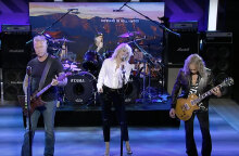 Η Μάιλι Σάιρους τραγουδά το Nothing Else Matters με τους Metallica στη σκηνή