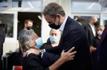 Ο πρωθυπουργός Κυριάκος Μητσοτάκης κατά τη διάρκεια της επίσκεψης του σε σχολείο του Τυρνάβου