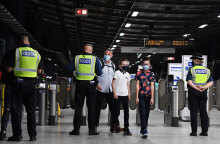 Αστυνομικοί στη Βρετανία σε έλεγχο των μέτρων για τη μετακίνηση με Μέσα Μαζικής Μεταφοράς (ΦΩΤΟ ΑΡΧΕΙΟΥ) - Ύστατη λύση το νέο lockdown στο Ηνωμένο Βασίλειο