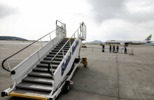 Σκάλα για την επιβίβαση και αποβίβαση επιβατών σε αεροδρόμιο (ΦΩΤΟ ΑΡΧΕΙΟΥ) - Με υποχρεωτικό self test η μετακίνηση με αεροπλάνο για τα παιδιά ηλικίας 4 - 11 ετών