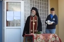 Ο αρχιμανδρίτης στο Αμύνταιο που αρνήθηκε να φορέσει μάσκα για τον κορωνοϊό, ενώ βρισκόταν σε εξέλιξη ο αγιασμός