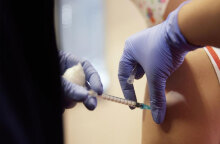 Χορήγηση εμβολίου για κορωνοϊό (ΦΩΤΟ ΑΡΧΕΙΟΥ) - Στο Περιστέρι ένας 25χρονος επιχείρησε να χρηματίσει νοσηλεύτρια για να κάνει εικονικό εμβολιασμό