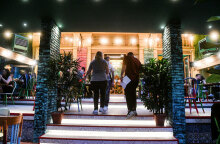 Πελάτες μπαίνουν σε κατάστημα εστίασης (ΦΩΤΟ ΑΡΧΕΙΟΥ)