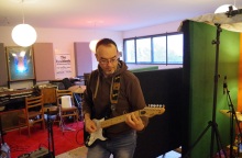 Ο Γιώργος Κυριαζής παίζει ηλεκτρική κιθάρα