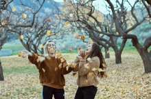 Δυο κορίτσια σε ένα δάσος