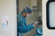 Υγειονομικός διενεργεί rapid test για κορωνοϊό (ΦΩΤΟ ΑΡΧΕΙΟΥ) - 2.919 κρούσματα σήμερα Τρίτη 14 Σεπτεμβρίου 2021 ανακοίνωσε ο ΕΟΔΥ, δίνοντας στη δημοσιότητα τους πίνακες με την κατανομή