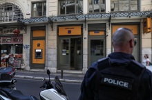 ΕΝΟΠΛΗ ΛΗΣΤΕΙΑ ΣΕ ΥΠΟΚΑΤΑΣΤΗΜΑ ΤΡΑΠΕΖΑΣ ΣΤΗΝ ΟΔΟ ΜΗΤΡΟΠΟΛΕΩΣ