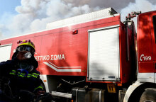 Πυροσβέστης δίπλα σε πυροσβεστικό (ΦΩΤΟ ΑΡΧΕΙΟΥ) - Ξέσπασε φωτιά στην Πάρνηθα, στις Αχαρνές