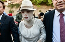 Επίθεση με βιτριόλι: Η Ιωάννα Παλιοσπύρου με την ειδική μάσκα στο δικαστήριο