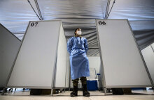 Υγειονομικός σε εμβολιαστικό κέντρο στην Ιταλία (ΦΩΤΟ ΑΡΧΕΙΟΥ) - Η κυβέρνηση Ντράγκι σχεδιάζει να κάνει υποχρεωτικό το «πράσινο πάσο» για τον κορωνοϊό στους εργαζόμενους