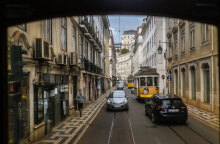 Αυτοκίνητα και συρμοί του Τραμ στη Λισαβόνα (ΦΩΤΟ ΑΡΧΕΙΟΥ) - Η Πορτογαλία έχει εμβολιάσει πλήρως για κορωνοϊό το 80% του πληθυσμού της