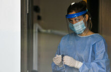 Υγειονομικός ετοιμάζει self test για κορωνοϊό (ΦΩΤΟ ΑΡΧΕΙΟΥ) - Σε 147 σημεία τα κινητά κλιμάκια του ΕΟΔΥ αύριο Πέμπτη 16 Σεπτεμβρίου 2021